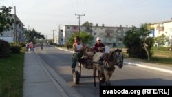 Запряженная лошадью повозка на улицах города на Кубе. Иллюстративное фото.