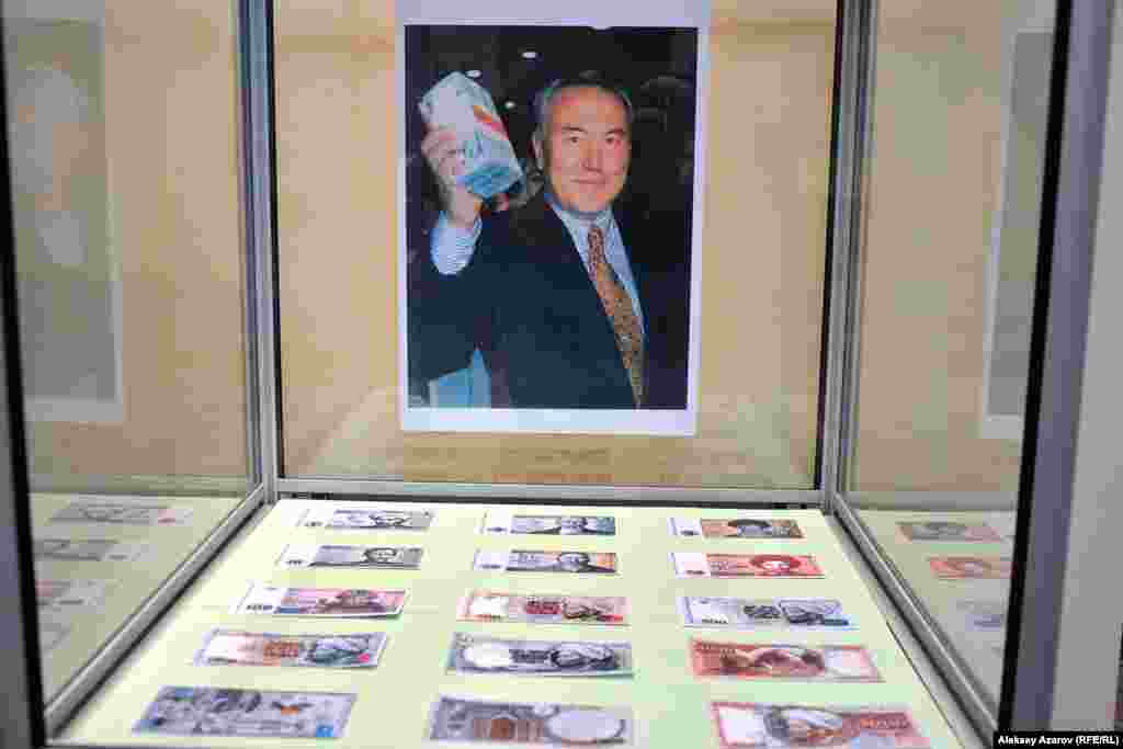 На выставке есть материалы об истории национальной валюты Казахстана. Например, образцы &nbsp;первых банкнот тенге.