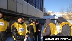 Активисты движения "Антигептил" перед акцией протеста в Астане. 15 января 2014 года.