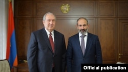 Президент Армении Армен Саркисян (слева) и премьер-министр Армении Никол Пашинян, Ереван, 8 мая 2018 г.