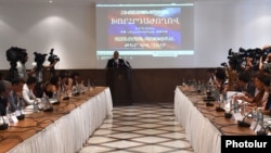 Armenia - Opposition leader Raffi Hovannisian opens a meeting of top representatives of Armenia's leading political parties on constitutional reform planned by President Serzh Sarkisian, Yerevan, 16Sep2014.