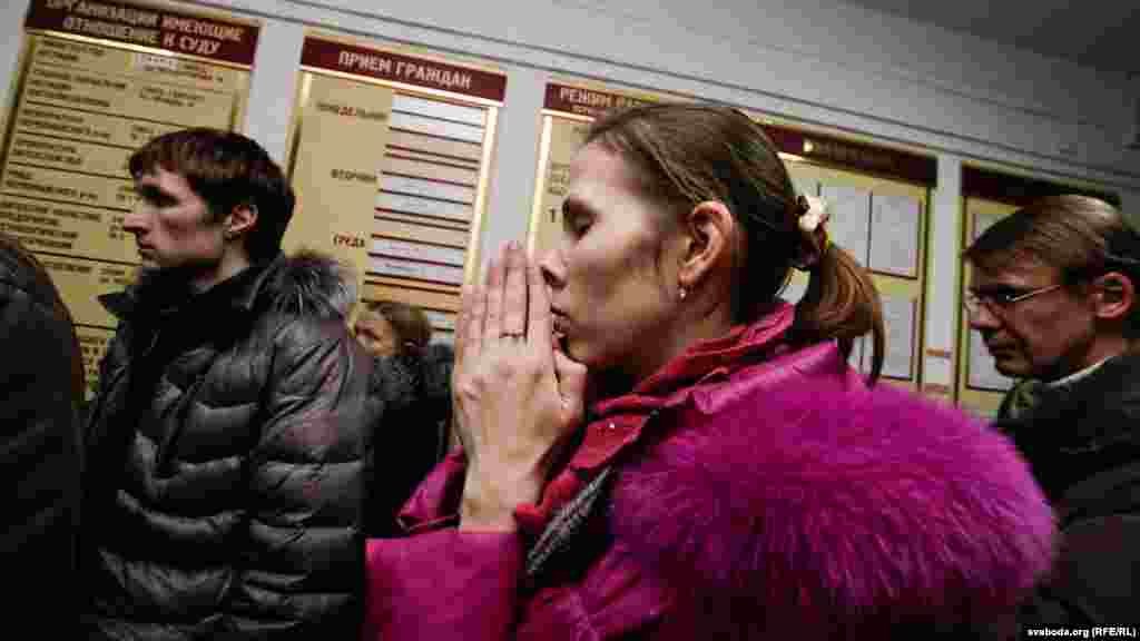 Алена Каваленка моліцца ў калідоры суду