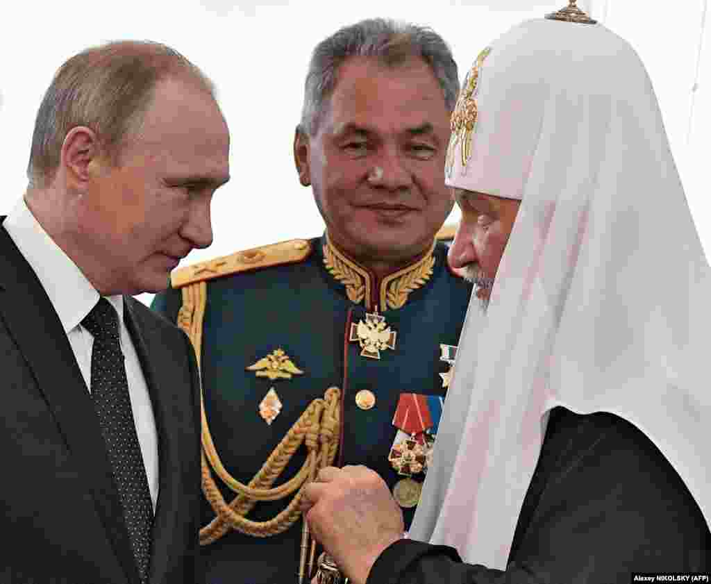 РУСИЈА - Рускиот претседател Владимир Путин денеска потпиша указ со кој на министерот за одбрана Сергеј Шогу му додели Орден од прв степен за заслуги за татковината со мечеви, објави Кремљ.