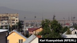 Алатау бөктерінен қалаға қарай келе жатқан өрттің түтіні. Алматы, 13 тамыз 2012 жыл.