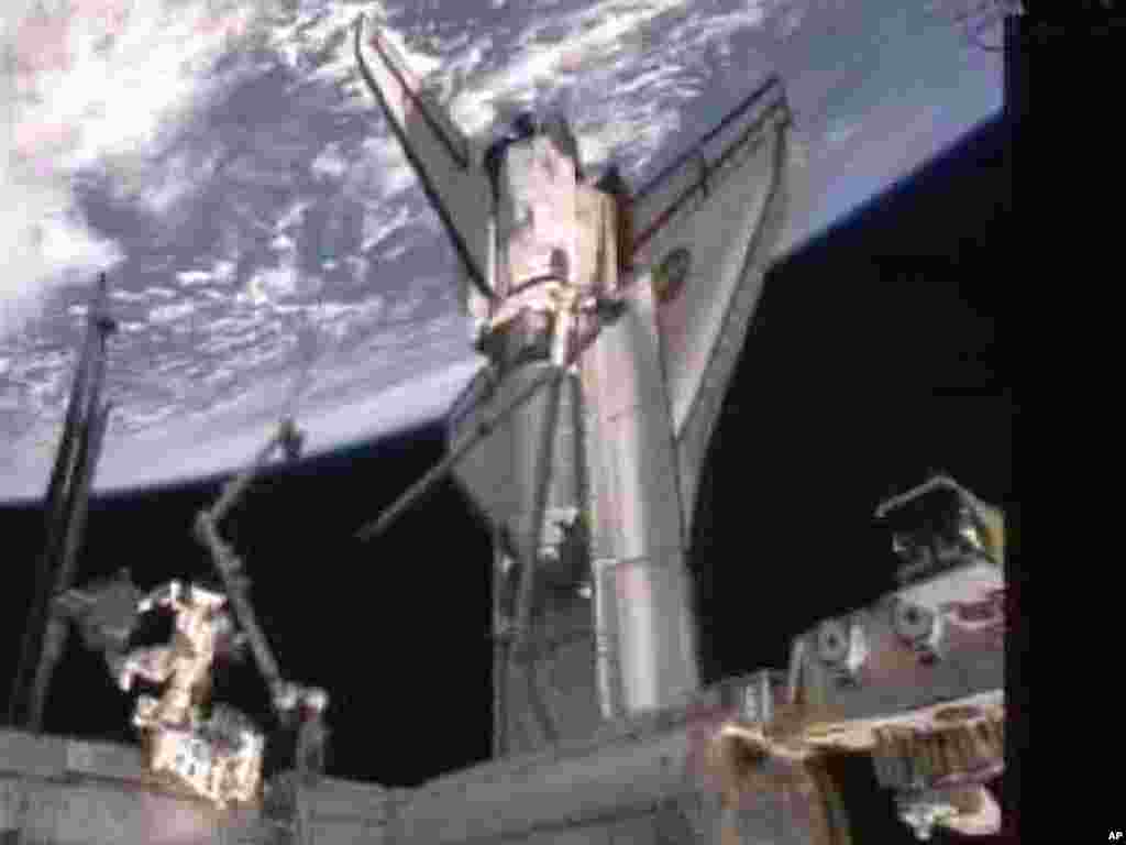 پهلو گرفتن شاتل آتلانتیس در ایستگاه بین‌المللی فضایی- ۲۷ تیرماه