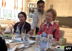 Снимка от обяда на Латифа с Мери Робинсън, разпространена от държавната новинарска агенция на ОАЕ