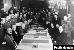 Церемония подписания Брест-Литовского мира, 3 марта 1918 года