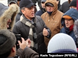 Сопредседатель Общенациональной социал-демократической партии "Азат" Болат Абилов беседует с протестующими на площади в Актау. Актау, 21 декабря 2011 года.