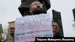 Журналист Илья Азар на протестной акции в Москве
