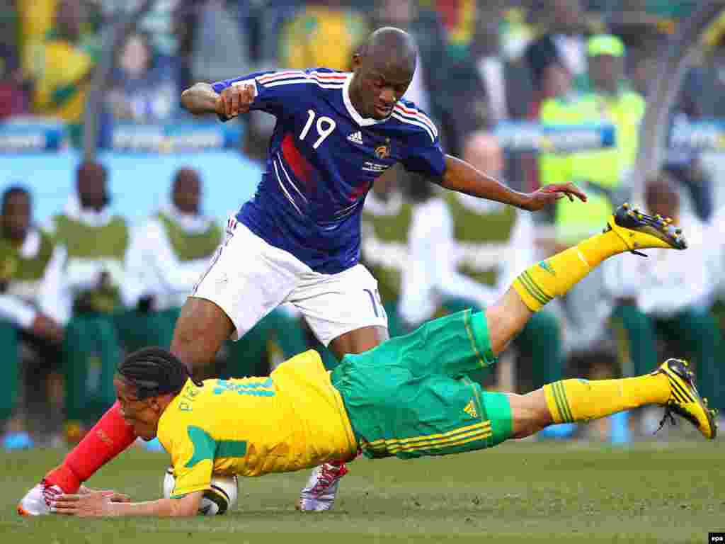 В этом матче французы проиграли хозяевам турнира, сборной ЮАР - 1:2. - На стадионах Южной Африки продолжается чемпионат мира по футболу. Борьба за Кубок ФИФА набирает обороты. Победитель станет известен 11 июля.