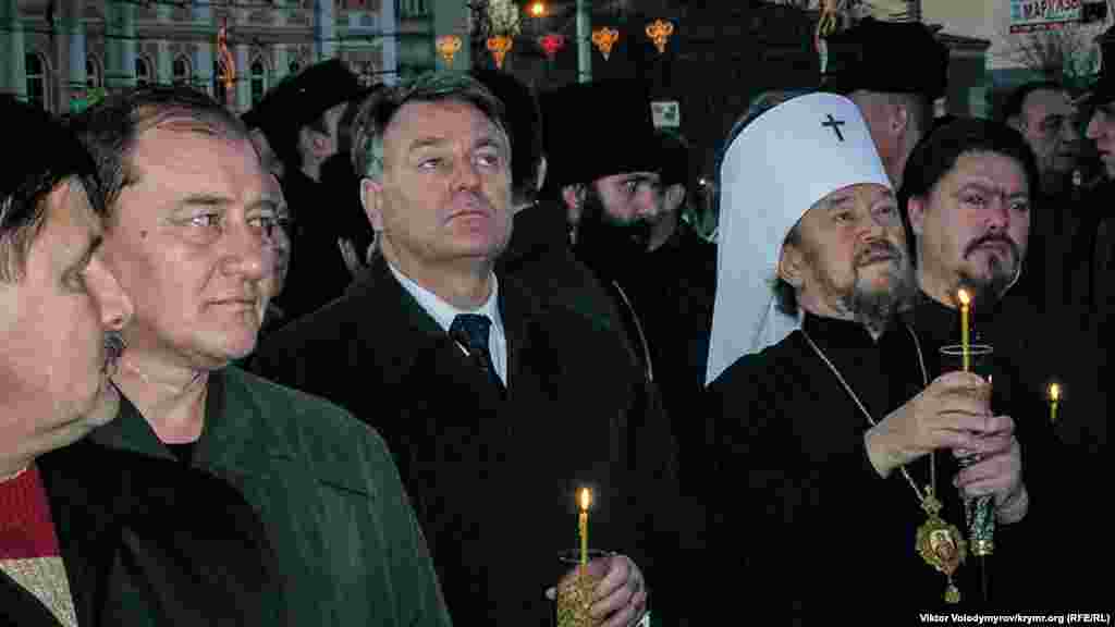 Слева от премьер-министра Крыма Анатолия Бурдюгова тогдашний глава Бахчисарайской райгосадминистрации Ильми Умеров