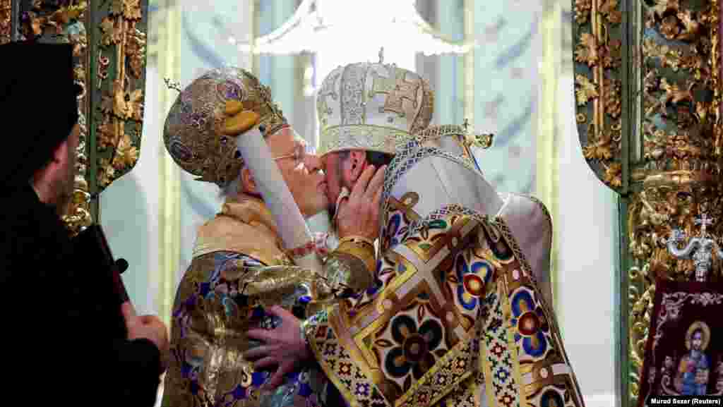 Ecumenical Patriarch Bartholomew I kisses Metropolitan Epifaniy, the head of the Orthodox Church in Ukraine, as he presents him with a &quot;tomos,&quot; a decree granting independence to the Ukrainian church after mass in Istanbul&#39;s Saint George&#39;s Cathedral. (Reuters/Murad Sezer)&nbsp;