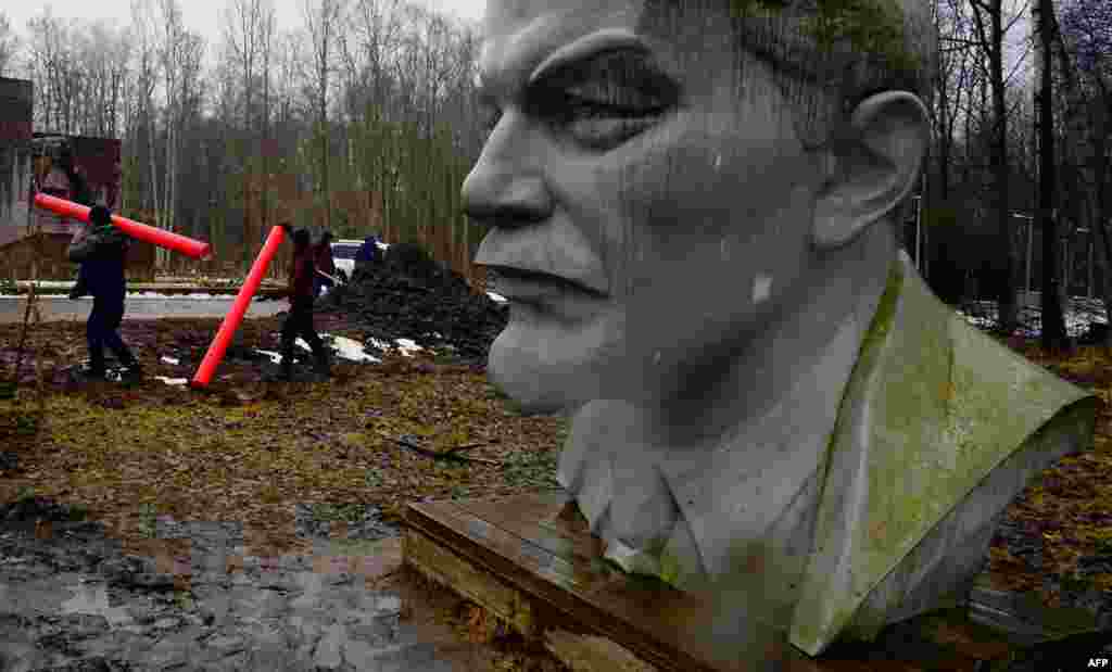 Migrant workers from Uzbekistan renovate the area around a bust of Soviet state founder Vladimir Lenin in the town of Sestroretsk, some 30 kilometers from St. Petersburg. Russian communists will mark Lenin's 147th birthday on April 22. (AFP/Olga Maltseva)