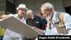 Збір підписів за звільнення Олега Сенцова на акції в Празі. 7 червня 2018 року