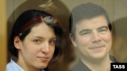 Никита Тихонов и Евгения Хасис слушают приговор в зале суда в Москве, 6 мая 2011
