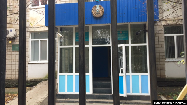 Металлическое ограждение перед зданием суда в Уральске. Иллюстративное фото.
