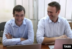 Олега и Алексея Навальных обвиняют в мошенничестве и легализации денежных средств