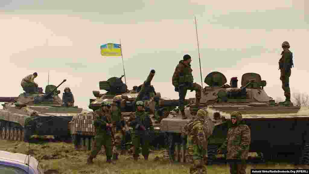 Українські військові з 72-ї окремої механізованої бригади Збройних сил України під час перерви на заняттях на полігоні в декількох десятках кілометрів від передової.