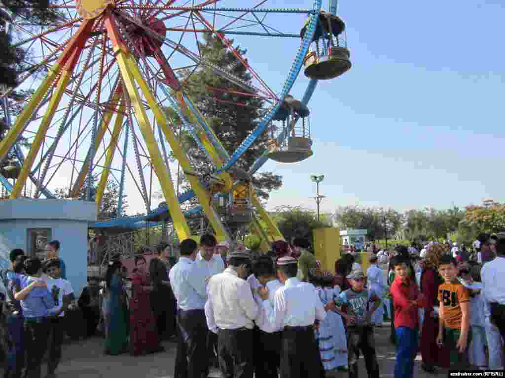 Turkmenistan. "Ertekiler dunyasi" (Disney Land) in Ashgabat