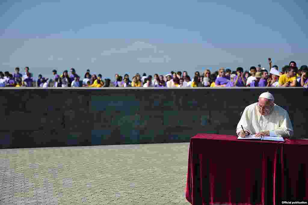 Armenia - Pope Francis leaves a message in the guestbook of the Armenian Genocide Museum-Institute in Yerevan, 25Jun2016.