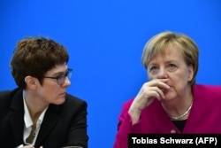 Аннеґрет Крамп-Карренбауер (зліва) і Анґела Меркель