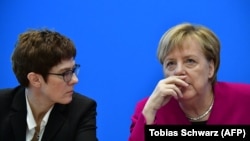 Ангела Меркель және партия төрағалығына ықтимал кандидаттардың бірі Аннегрет Крамп-Карренбауэр (сол жағында)