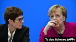 Annegret Kramp-Karrenbauer i Angela Merkel