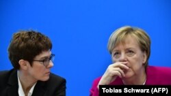 Ангела Меркель и ее возможная преемница Аннегрет Крамп-Карренбауэр (слева)