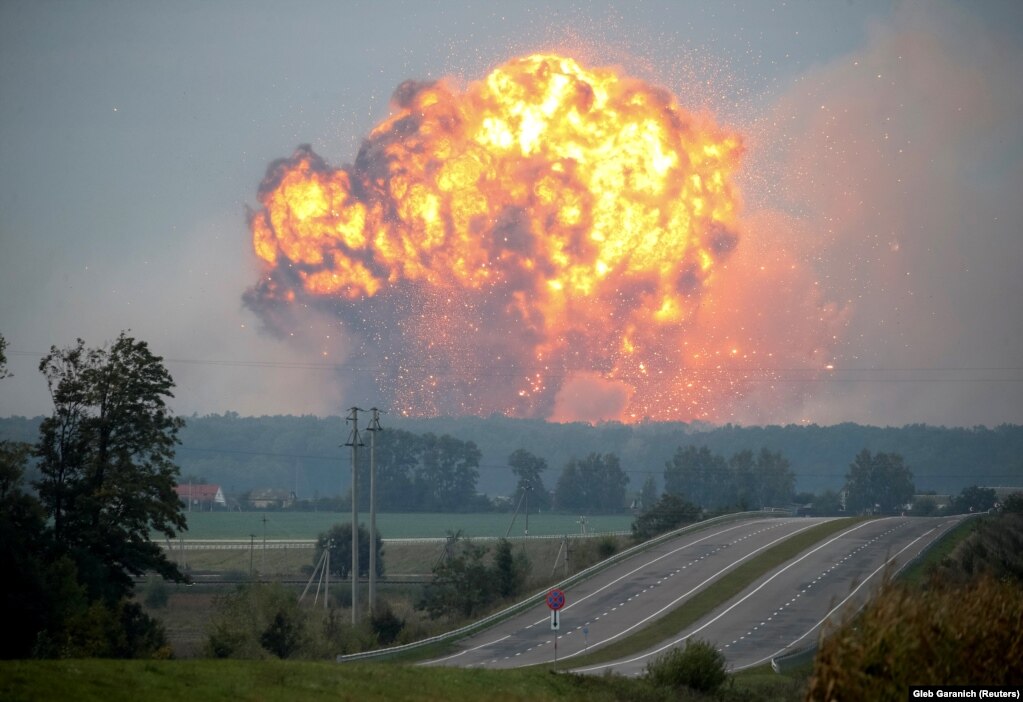 Velika eksplozija u skladištu municije i ostale vojne opreme u vojnoj bazi u blizini Kaljnivka, centralna Ukrajina, 27. septembar 2017. Foto: Gleb Garanich/Reuters