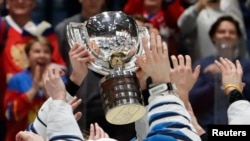 Игроков хоккейной сборной Финляндии с кубком в руках приветствуют зрители Чемпионата мира 2019 года в Братиславе
