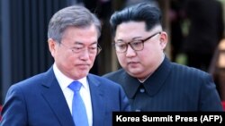 Հյուսիային Կորեայի առաջնորդ Կիմ Չեն Ունի և Հարավային Կորեայի նախագահ Մուն Ջե-ինի պատմական հանդիպումը Պանջումոն գյուղում, 27-ը ապրիլի, 2018թ․