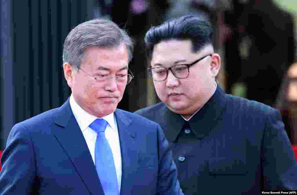 СЕВЕРНА / ЈУЖНА КОРЕЈА - Јужнокорејскиот претседател Мун Џае-ин и севернокорејскиот лидер Ким Џонг-ун постигнаа историски договор за денуклеаризација на Корејскиот Полуостров и за крај на војната.