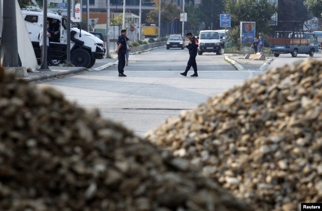 Policë të EULEX-it duke patrulluar pranë një barrikade të ngritur mbi lumin Ibër. Mitrovicë, 15 shtator, 2011.