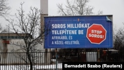 Офіційна реклама в Угорщині напередодні виборів до угорського парламенту: «Сорос хоче переселити мільйони з Африки і Середнього Сходу», нагорі напис: «Урядова інформація», Будапешт, 14 лютого 2018 року