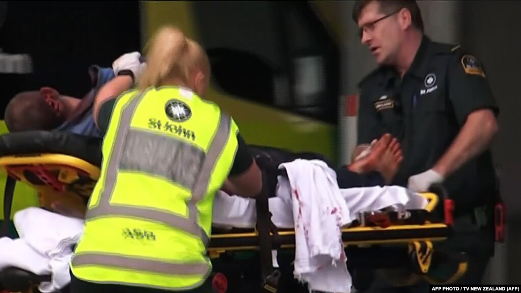 تصویری از انتقال قربانیان حمله «تروریستی» روز جمعه در نیوزیلند.