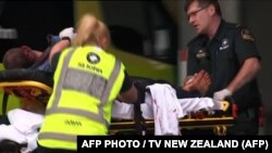 Pružanje prve pomoći povrijeđenima u npadau u džamiji u Christchurchu.