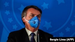 Președintele Braziliei Jair Bolsonaro în timpul unei conferințe de presă despre coronavirus la palatul Planalto în Brasilia