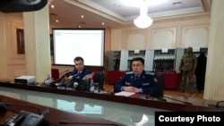 Представитель пресс-службы КНБ Руслан Карасев (слева) и представитель Генпрокуратуры Кусайын Игембаев.
