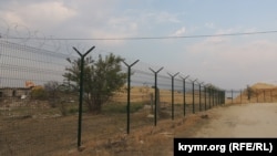Забор проходит через район Цементная слободка в Керчи, сентябрь 2017 года