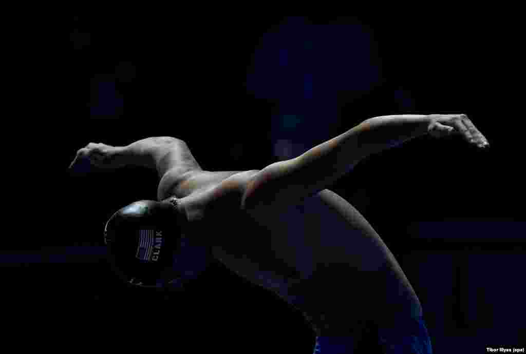 Pace Talmadge Clark of the United States is seen prior to the start of the men&#39;s 200-meter butterfly semifinal at the World Aquatics Championships in the Duna Arena in Budapest on July 25. (epa/Tibor Ilyes)