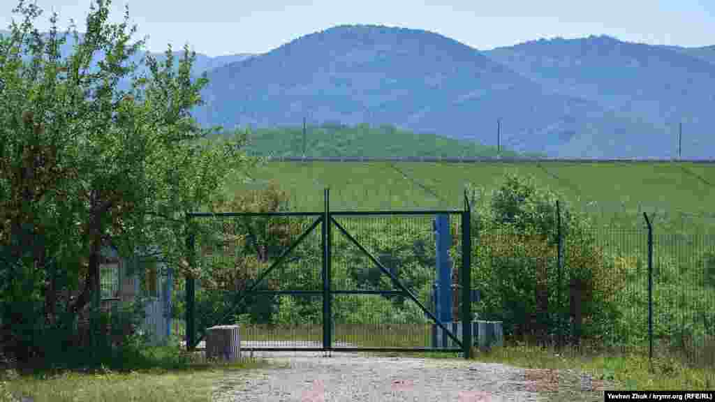 За воротами КПП &ndash; дамба Чернореченского водохранилища