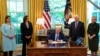 Президент США Джо Байден подписывает закон о ленд-лизе, 9 мая 2022 года