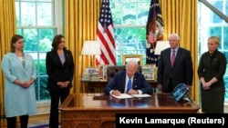 Президент США Джо Байден подписывает «Закон о ленд-лизе для обороны демократии Украиной от 2022 года». Вашингтон, 9 мая 2022 года