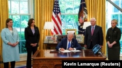 Президент США Джо Байден подписывает закон о ленд-лизе, 9 мая 2022 года