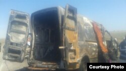 Сгоревший после столкновения с грузовиком микроавтобус. Трасса Алматы - Екатеринбург, Жамбылская область, 19 апреля 2015 года.