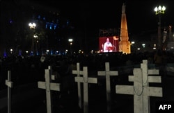 "Кресты памяти" аргентинских солдат, погибших в войне, перед Кафедральным собором Буэнос-Айреса