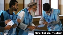 کارکنان کمیسیون انتخابات در حال شمارش برگه های رأی ریخته شده در انتخابات ریاست جمهوری افغانستان در کابل. September 28, 2019