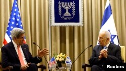 Secretarul de stat John Kerry la o întîlnire cu președintele israelian Shimon Peres la Ierusalim în mai 2013