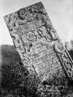 Мацева (надгробна плита) у містечку Сатанів на Хмельниччині. Фото Павла Жолтовського 1930 року. (ІР НБУВ. Фото надане А. Парамоновим)