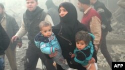 Мешканці в Алеппо втікають від урядового бомбардування, фото 15 грудня 2013 року